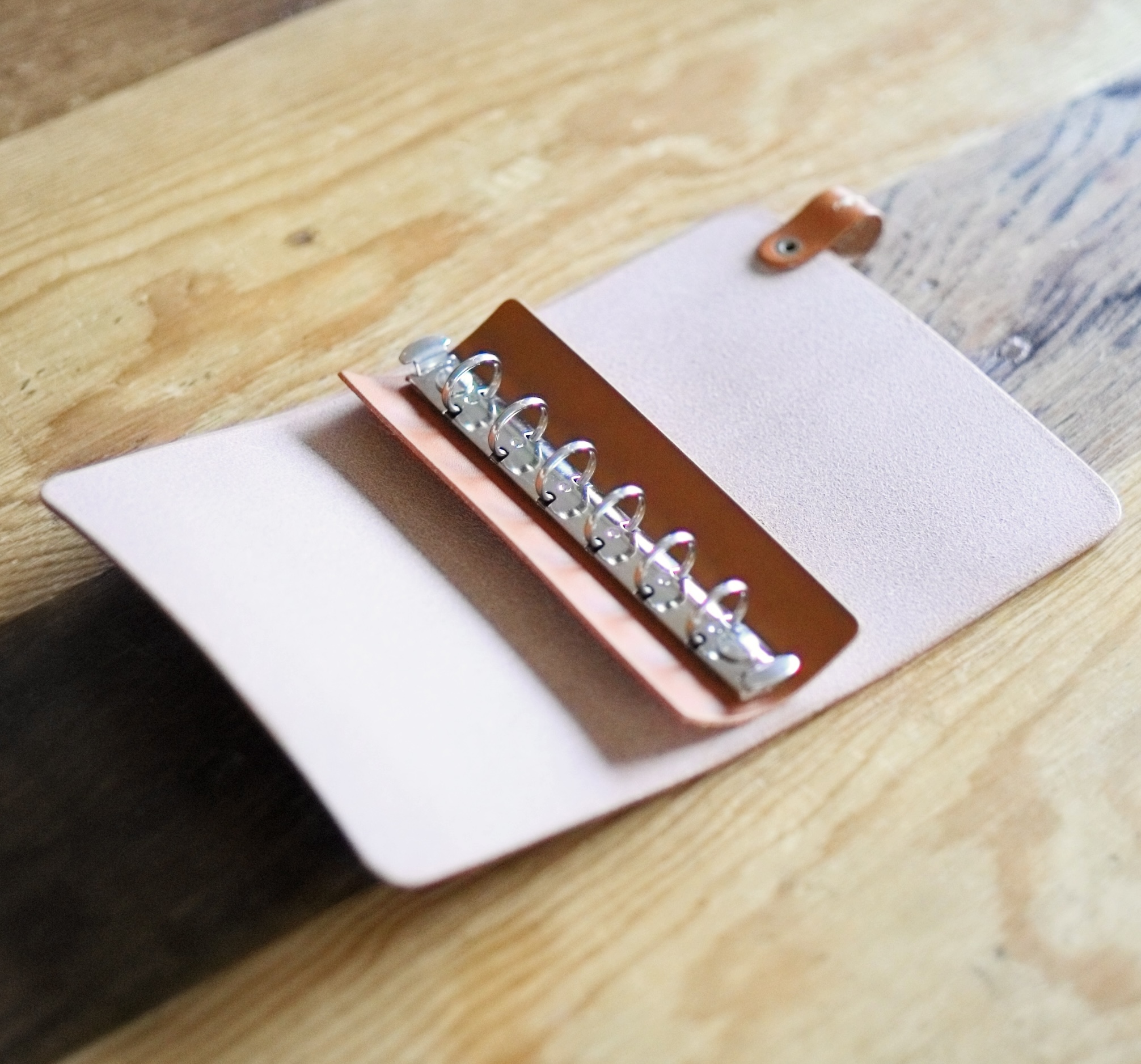 私的時間のためのシステム手帳(M6サイズ)　ナチュラル　本革ディバイダー２枚付